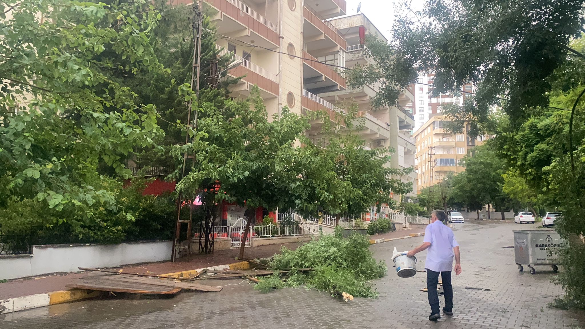 Şanlıurfa'daki fırtına yıktı geçti!