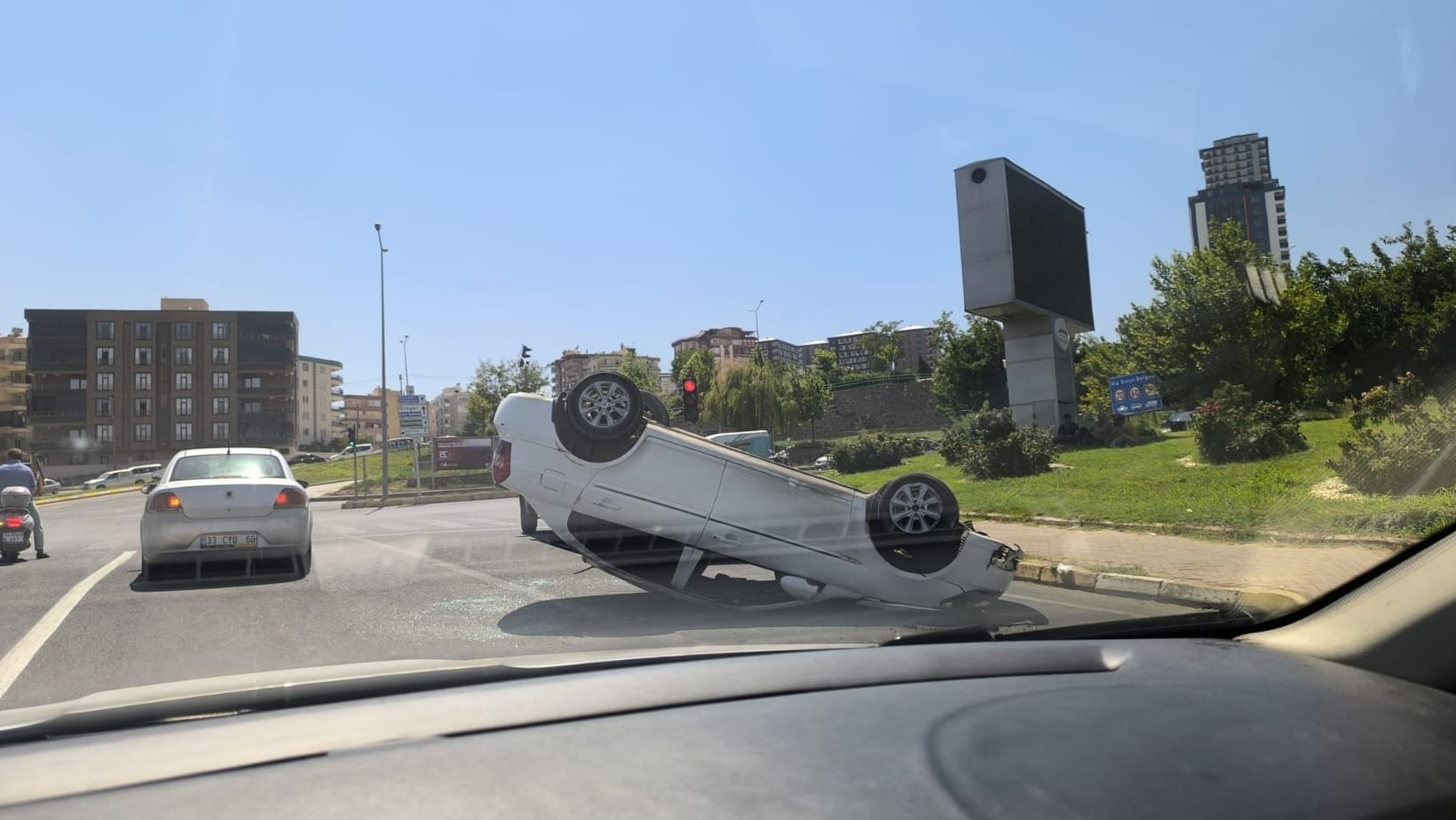 Korkutan kaza! Şanlıurfa'da kontrolden çıkan otomobil takla attı