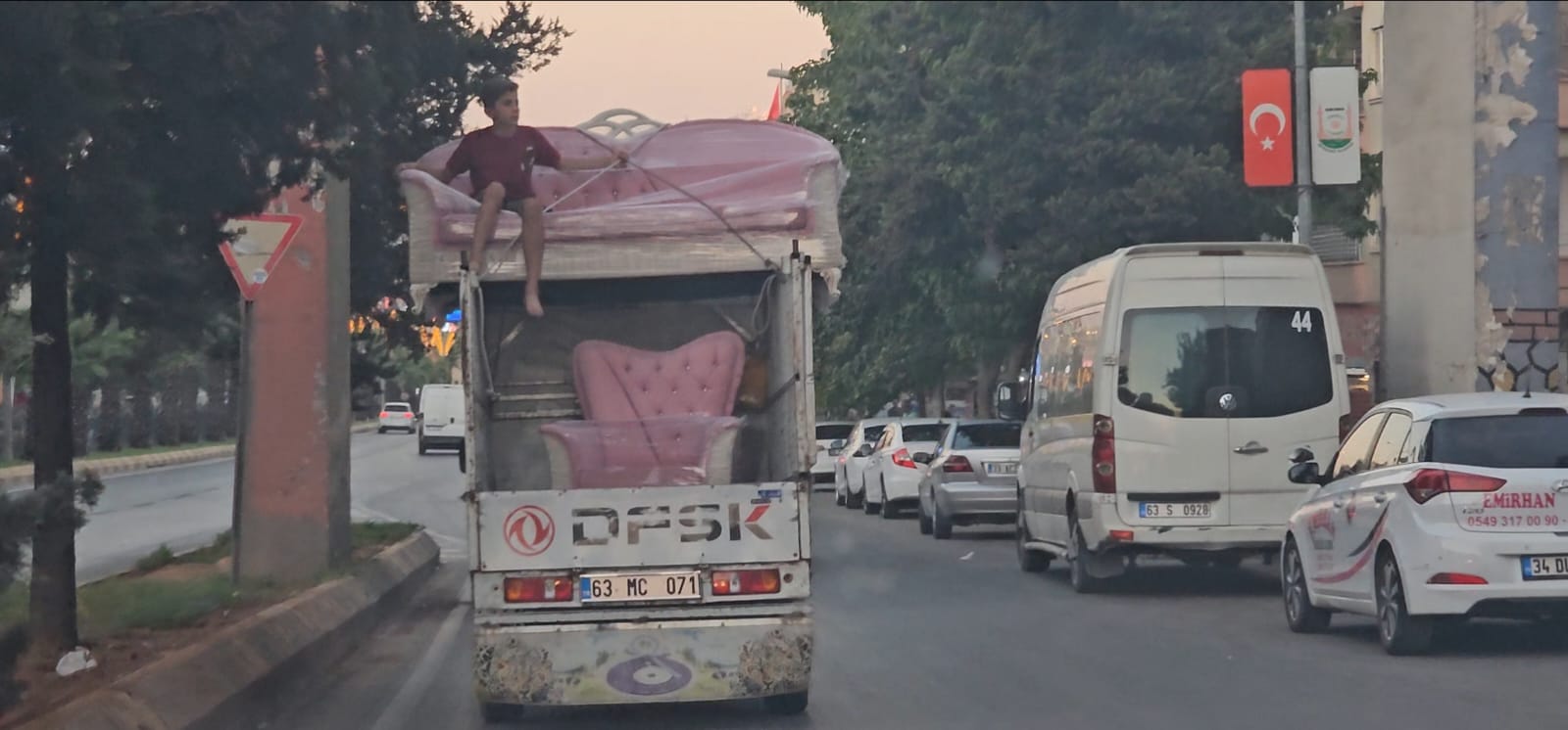 Şanlıurfa’da kamyonetin kasasında tehlikeli yolculuk! Görenlerin yüreği ağzına geldi