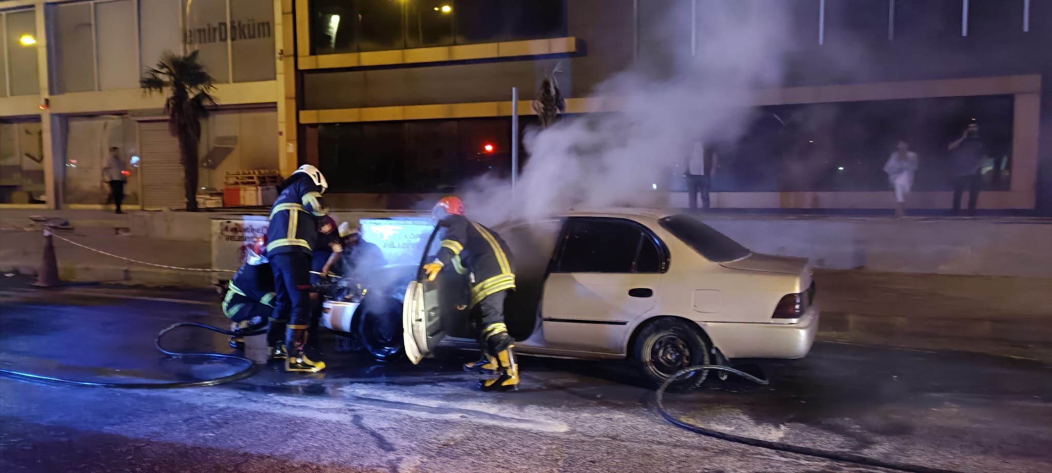 Şanlıurfa'da araç birden alev aldı! İtfaiyenin müdahalesi kameralarda...