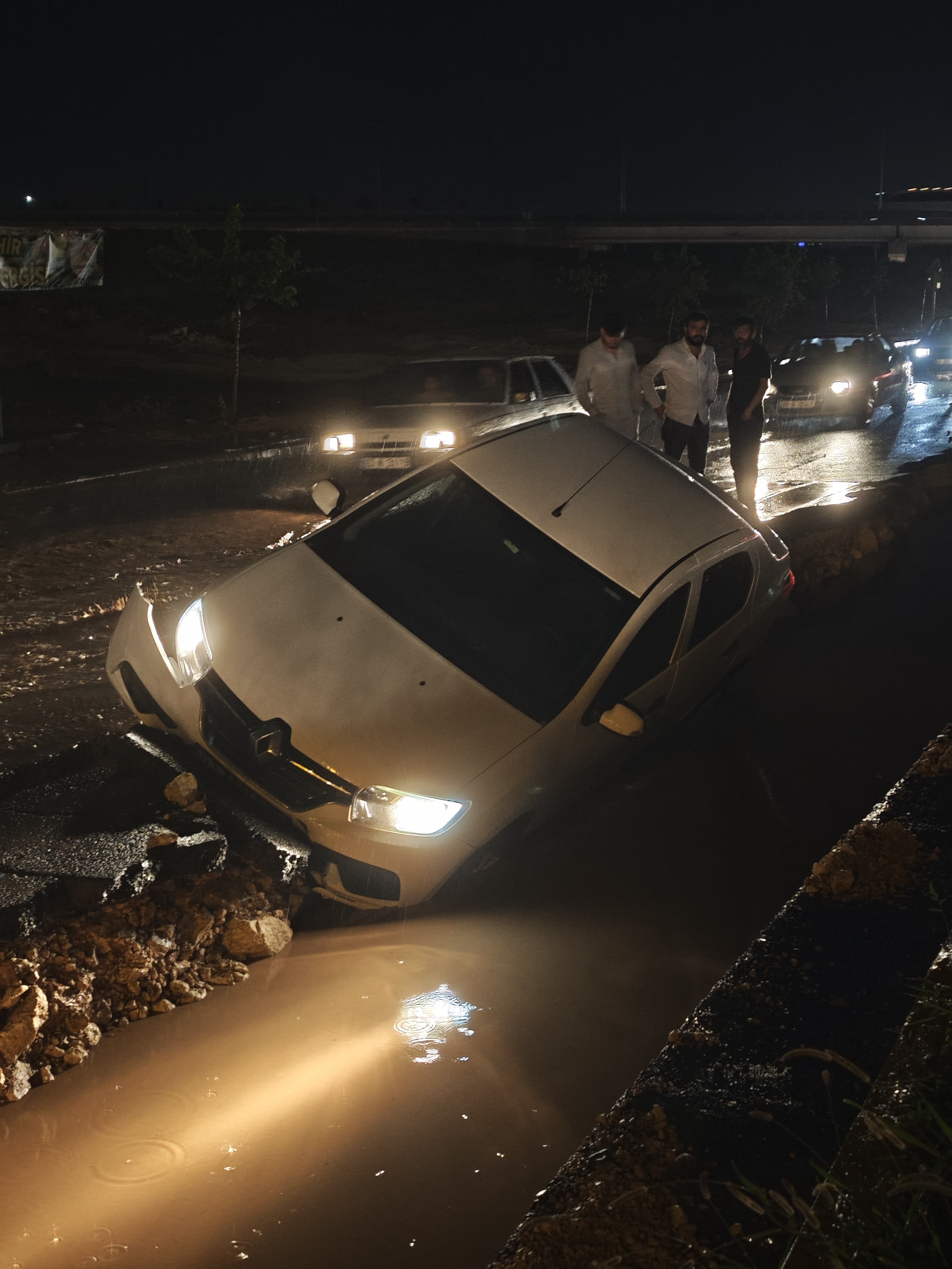 VİDEO HABER | Şanlıurfa'da yol çöktü, kaza kaçınılmaz oldu!