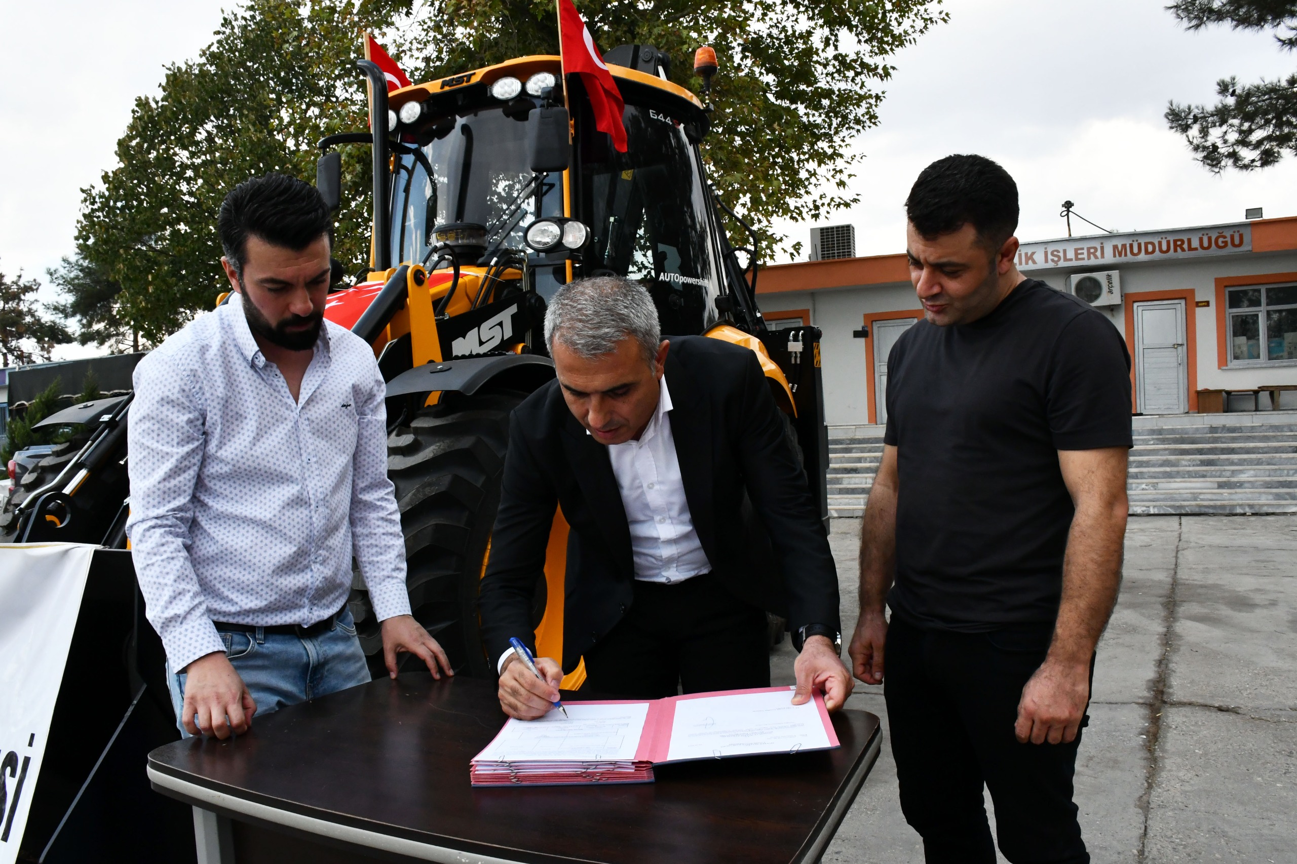 Bakanlık tarafından Şanlıurfa’daki belediyeye kepçe hibe edildi