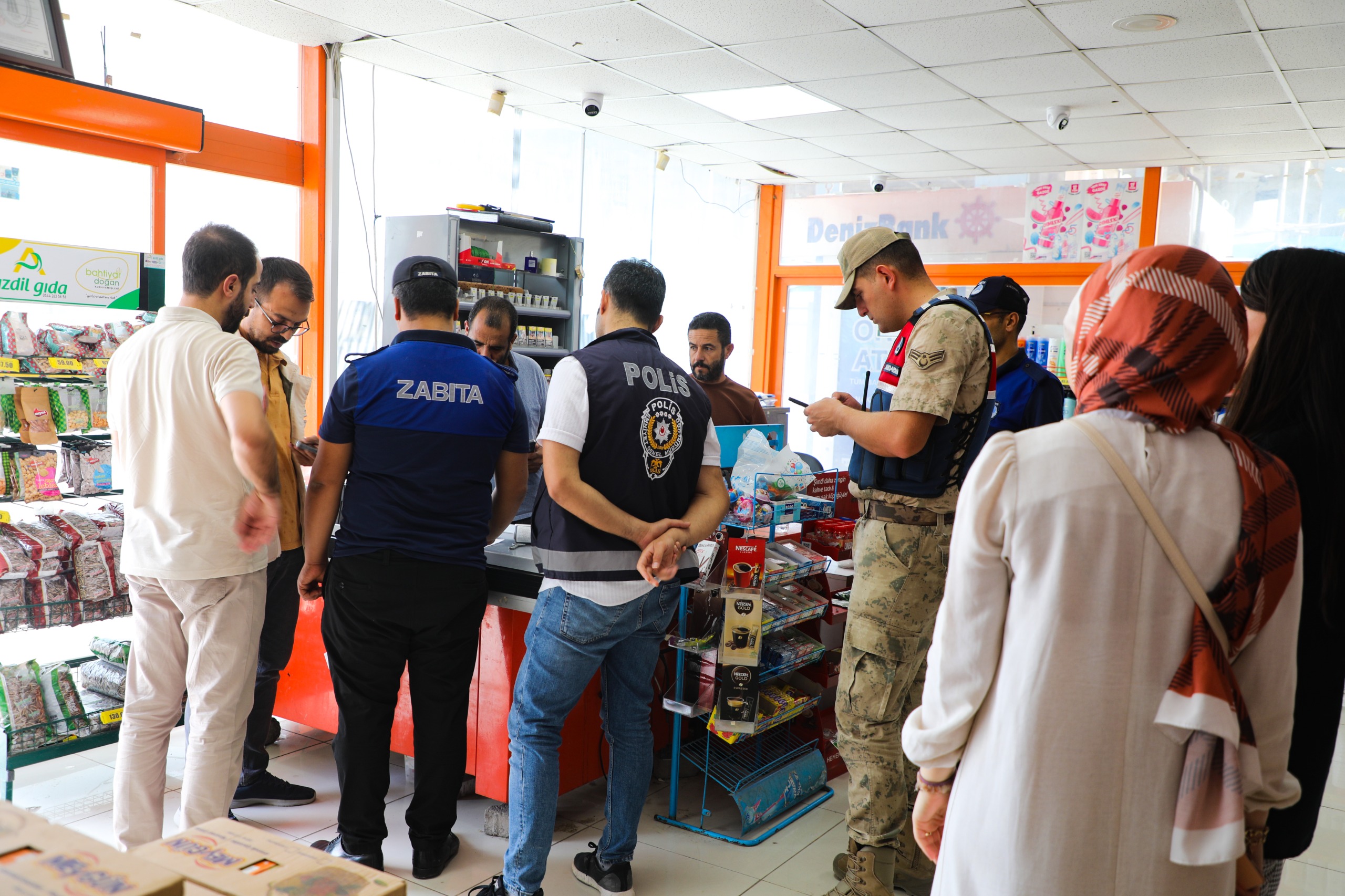 Harran’da polis, jandarma ve zabıta ekipleri birlikte hareket etti