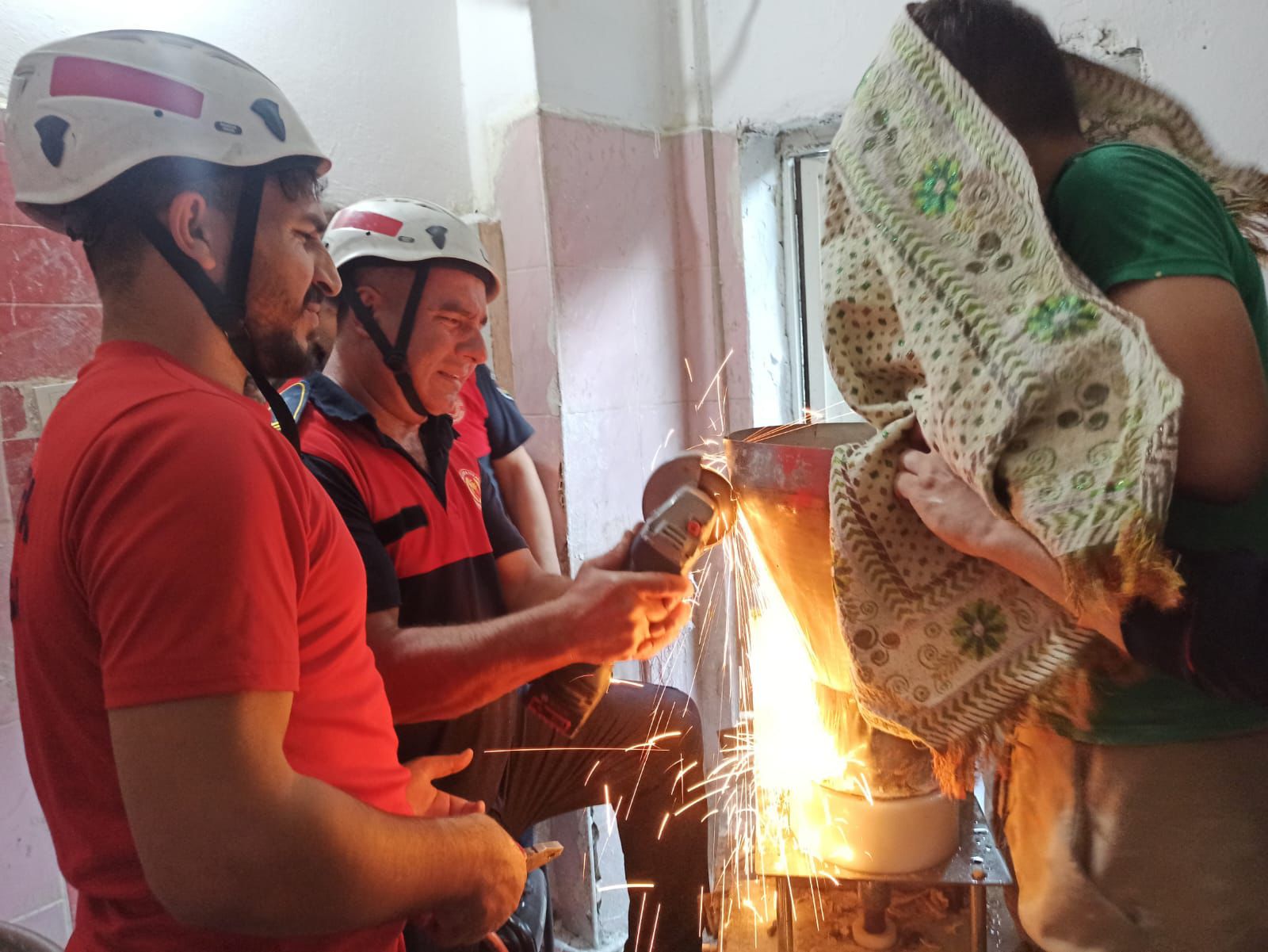 Şanlıurfa'da çocuk işçinin zor anları! İmdadına itfaiye yetişti