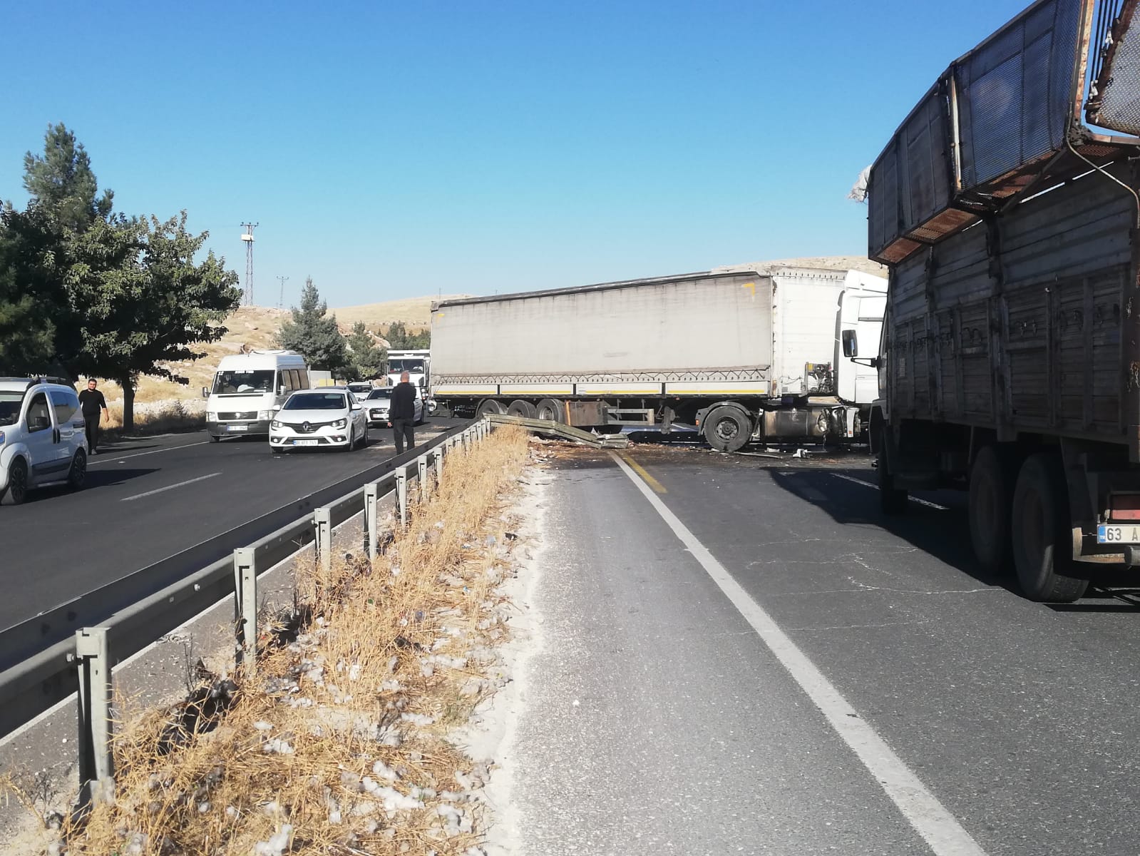 VİDEO HABER | Şanlıurfa'da TIR ters şeride geçti! Yaralı var...