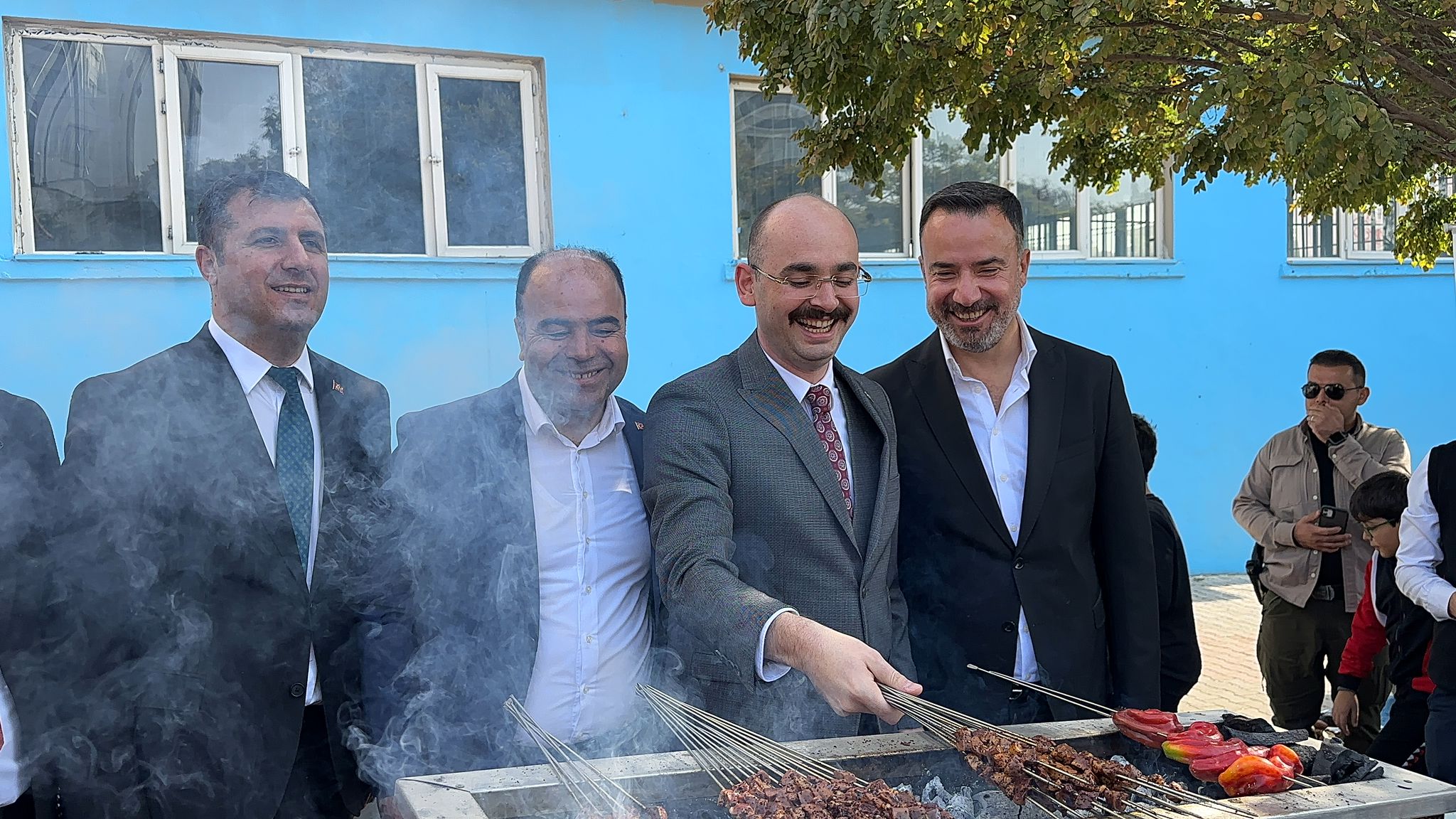 Şanlıurfa’da ihtiyaç sahibi öğrenciler için mangalın başına geçtiler