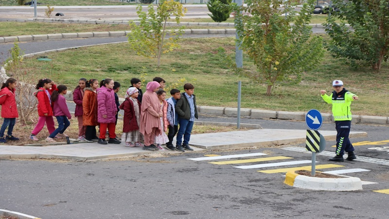 Şanlıurfa’da çocuklara uygulamalı trafik eğitimi verildi