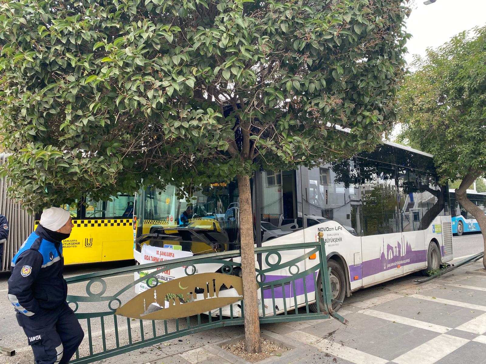 Şanlıurfa’da sabah saatlerinde kaza! Halk otobüsü bariyerlere çarptı