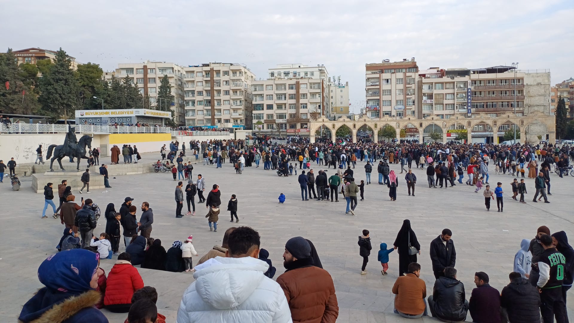 Şanlıurfa’nın dört bir yanında Suriyeliler meydanları doldurdu