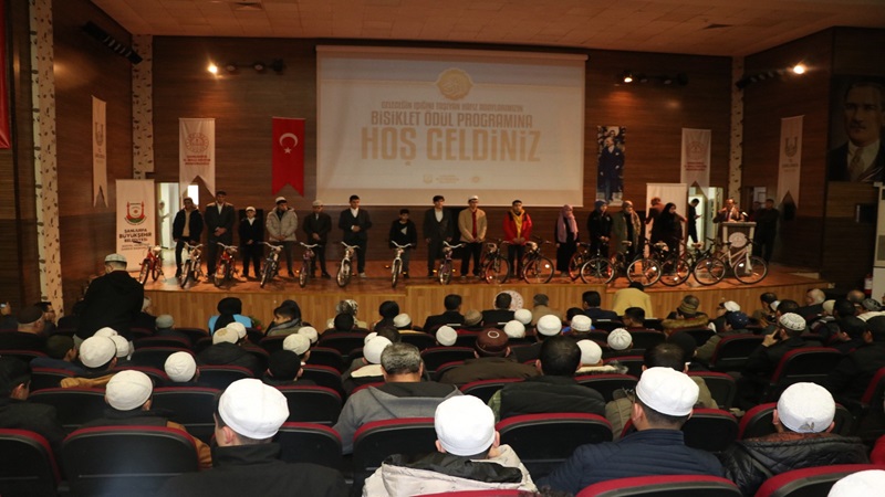 Şanlıurfa’da hafız adaylarına bisiklet hediye edildi