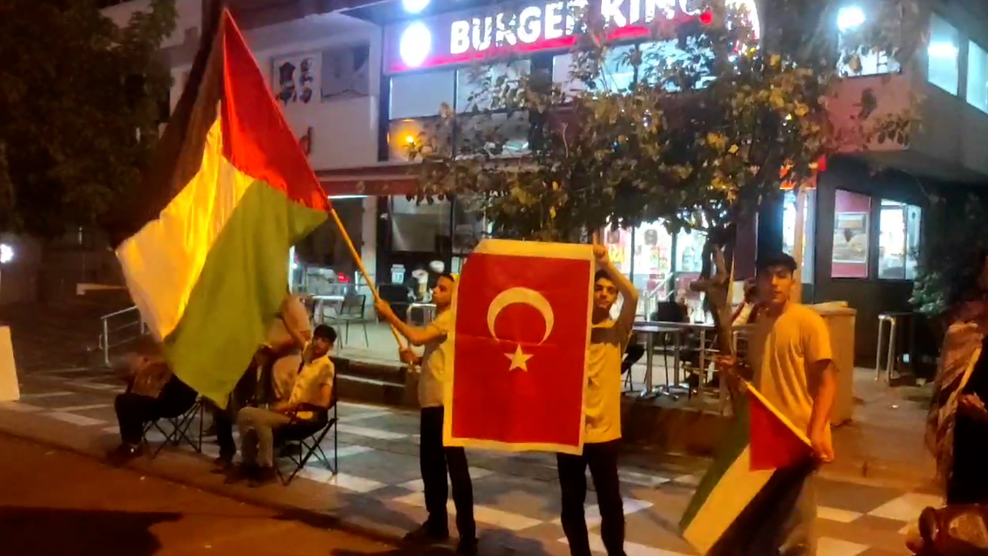 Şanlıurfa'da İsrail'in Gazze'ye saldırılarına tepki: Burger King şubesi önünde eylem