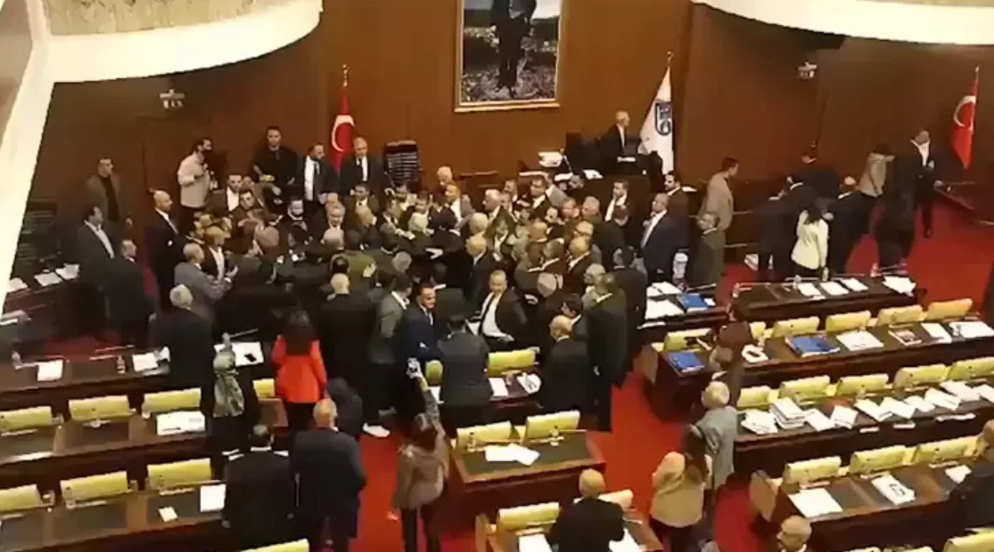 Yumruklar havada uçuştu! ABB Meclisinde "Ebru Gündeş konseri" kavgası