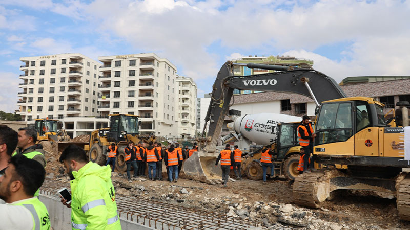 Şanlıurfa'daki kavşakta yol çöktü!