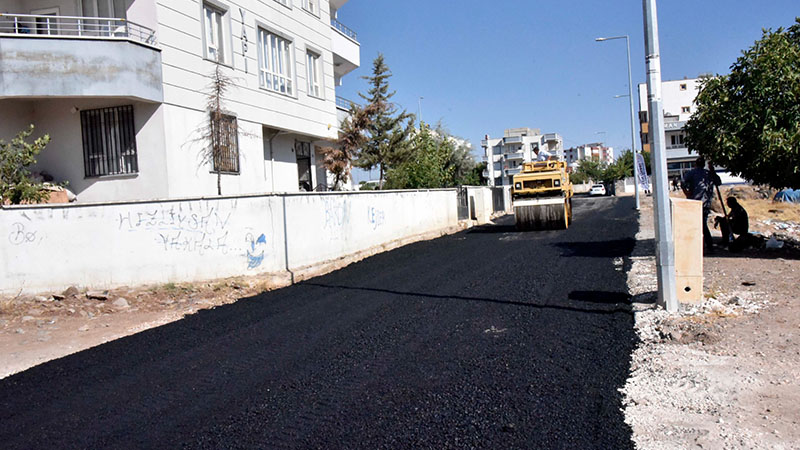 Okul yolu sıcak asfaltla kaplandı